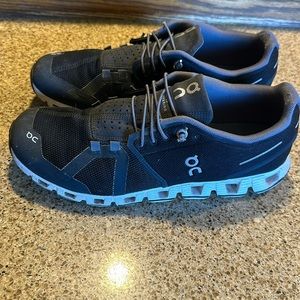 Great pair of OnCloud running shoes. Size 8.5 men’s